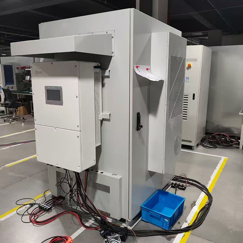 Enerji depolaması için modüler ölçeklenebilir tasarımlı DC aşırı voltaj koruması ile açık hava pil dolabı