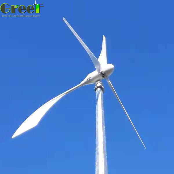 Ev Çiftliği İçin Açık / Kapalı Izgara Enerjisi Yatay Eksenli Rüzgar Türbini 1KW 5KW