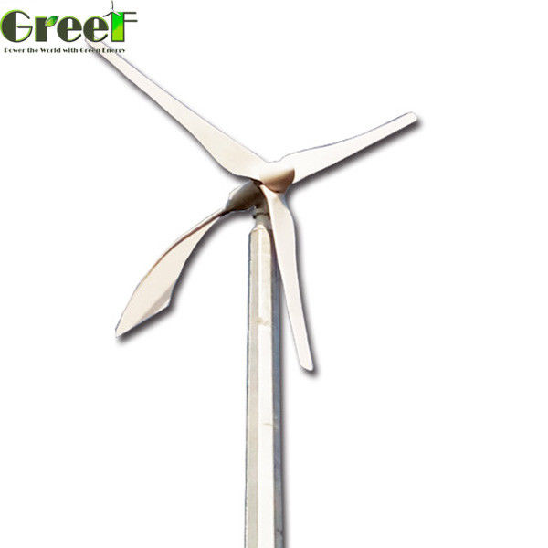 Ev Çiftliği İçin Açık / Kapalı Izgara Enerjisi Yatay Eksenli Rüzgar Türbini 1KW 5KW